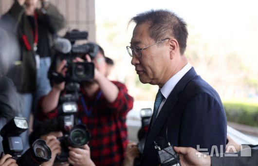 [과천=뉴시스] 김선웅 기자 = 탄핵안이 기각돼 직무에 복귀한 박성재 법무부장관이 10일 경기 과천시 정부과천청사 법무부로 출근하고 있다. 2025.04.10. mangusta@newsis.com