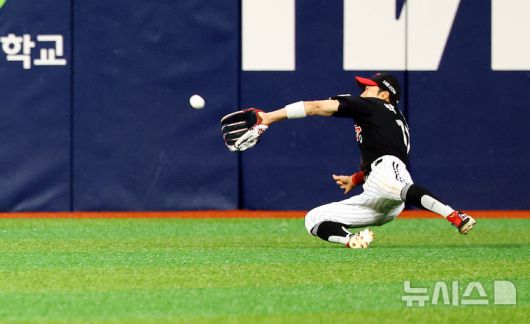 [서울=뉴시스] 박주성 기자 = 지난 10일 오후 서울 구로구 고척스카이돔에서 열린 프로야구 2025 KBO리그 LG 트윈스 대 키움 히어로즈의 경기, 3회말 키움 김건희가 친 타구를 LG 중견수 박해민이 잡아내고 있다. 2025.04.10. park7691@newsis.com