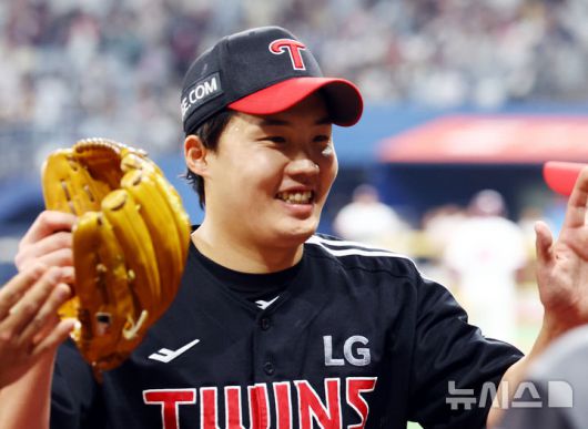 [서울=뉴시스] 박주성 기자 = 10일 오후 서울 구로구 고척스카이돔에서 열린 프로야구 2025 KBO리그 LG 트윈스 대 키움 히어로즈의 경기, 6회말을 1실점으로 마친 LG 선발 임찬규가 환하게 웃으며 덕아웃으로 들어오고 있다. 2025.04.10. park7691@newsis.com