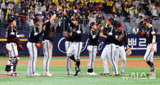 [서울=뉴시스] 박주성 기자 = 10일 오후 서울 구로구 고척스카이돔에서 열린 프로야구 2025 KBO리그 LG 트윈스 대 키움 히어로즈의 경기, LG가 키움에게 7대3 승리 후 LG 선수들이 기쁨을 나누고 있다. 2025.04.10. park7691@newsis.com