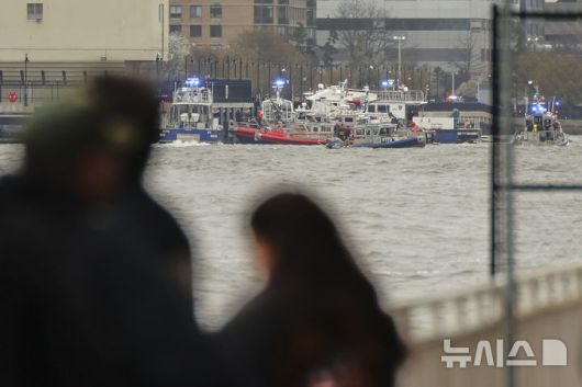 [뉴욕=AP/뉴시스] 10일(현지시간) 미국 뉴욕 허드슨 강 헬기 추락 현장에서 경찰과 소방대원이 실종자를 수색하고 있다. 2025.04.11.
