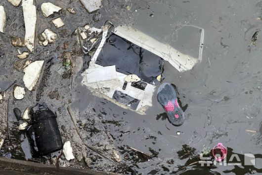 [뉴욕=AP/뉴시스] 10일(현지시간) 미국 뉴욕 허드슨 강 헬기 추락 현장에 헬기 파편이 떠 있다. 2025.04.11.