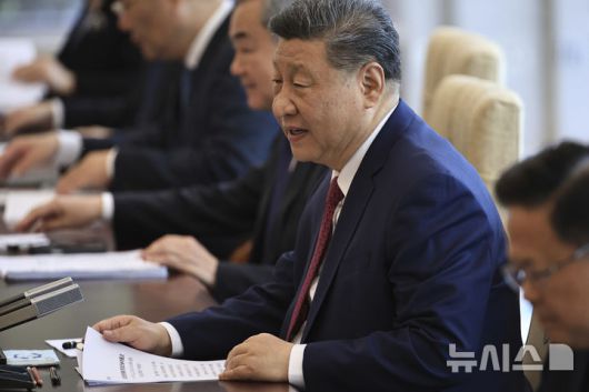 [베이징=AP/뉴시스] 시진핑 중국 국가 주석이 11일 중국 베이징 댜오위타이 국빈관에서 페드로 산체스 스페인 총리와 회담하고 있다. 2025.04.11.