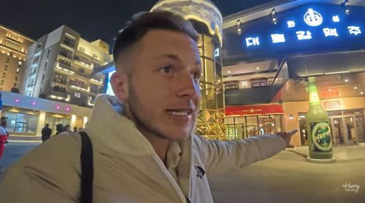 [서울=뉴시스] 대동강 맥주집 앞에 선 해리 재거드. (출처=Harry Jaggard 유튜브)  *재판매 및 DB 금지