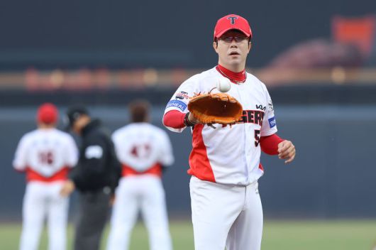 [서울=뉴시스] 프로야구 KIA 타이거즈 양현종이 11일 광주-기아 챔피언스필드에서 열린 2025 신한 쏠뱅크 KBO리그 SSG 랜더스와의 경기에 선발 등판해 투구를 선보이고 있다. (사진=KIA 타이거즈 제공) 2025.04.11. *재판매 및 DB 금지