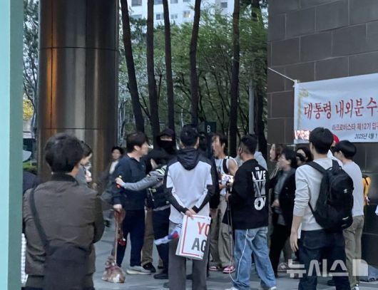 [서울=뉴시스] 최은수 기자=11일 오후 윤석열 전 대통령이 서울 서초구 서초동 사저에 복귀한 뒤 사저 앞에 지지자과 반대 측이 대립하고 있는 모습. 2025.04.11