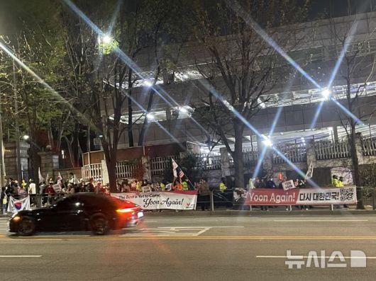 [서울=뉴시스] 최은수 기자=11일 오후 윤석열 전 대통령이 서울 서초구 서초동 사저에 복귀한 뒤 사저 건너 편 인도에 지지자들이 모여 윤 전 대통령을 응원하고 있는 모습. 2025.04.11