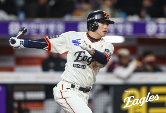 [서울=뉴시스] 프로야구 한화 이글스 문현빈이 11일 대전 한화생명볼파크에서 열린 2025 신한 쏠뱅크 KBO리그 키움 히어로즈와의 경기에서 안타를 치고 있다. (사진=한화 이글스 제공) 2025.04.11. *재판매 및 DB 금지