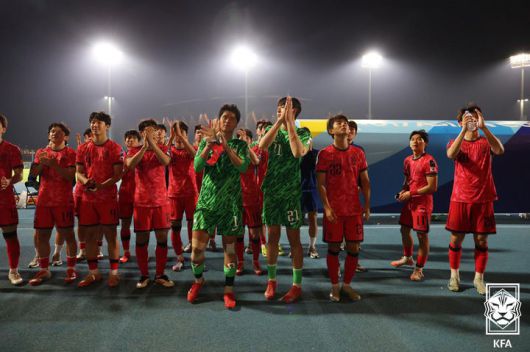 [서울=뉴시스] 10일(현지 시간) 사우디아라비아 킹 압둘라 스포츠시티 스타디움에서 열린 2025 AFC U-17 아시안컵 조별리그 C조 3차전 한국 대 예멘 경기에서 승리한 축구대표팀이 관중들에 인사하고 있다. 한국은 이날 경기에서 예멘을 1-0으로 꺾고 8강에 진출했다. (사진=대한축구협회 제공) 2025.04.11. photo@newsis.com *재판매 및 DB 금지