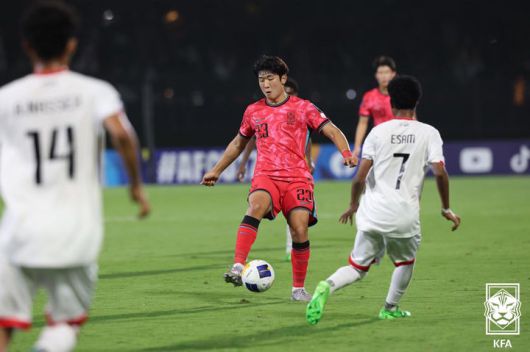 [서울=뉴시스] 10일(현지 시간) 사우디아라비아 킹 압둘라 스포츠시티 스타디움에서 열린 2025 AFC U-17 아시안컵 조별리그 C조 3차전 한국 대 예멘 경기에서 진건영이 드리블을 하고 있다. 한국은 이날 경기에서 예멘을 1-0으로 꺾고 8강에 진출했다. (사진=대한축구협회 제공) 2025.04.11. photo@newsis.com *재판매 및 DB 금지