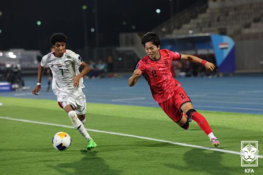 [서울=뉴시스] 10일(현지 시간) 사우디아라비아 킹 압둘라 스포츠시티 스타디움에서 열린 2025 AFC U-17 아시안컵 조별리그 C조 3차전 한국 대 예멘 경기에서 김민찬이 볼다툼을 하고 있다. 한국은 이날 경기에서 예멘을 1-0으로 꺾고 8강에 진출했다. (사진=대한축구협회 제공) 2025.04.11. photo@newsis.com *재판매 및 DB 금지