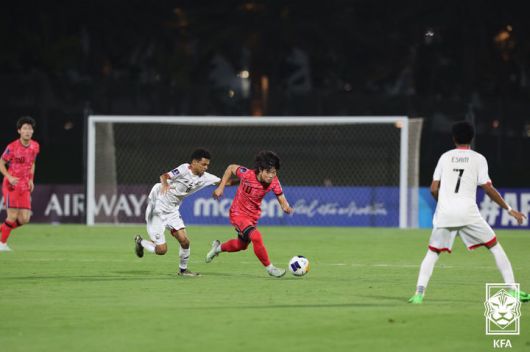 [서울=뉴시스] 10일(현지 시간) 사우디아라비아 킹 압둘라 스포츠시티 스타디움에서 열린 2025 AFC U-17 아시안컵 조별리그 C조 3차전 한국 대 예멘 경기에서 김예건이 드리블을 하고 있다. 한국은 이날 경기에서 예멘을 1-0으로 꺾고 8강에 진출했다. (사진=대한축구협회 제공) 2025.04.11. photo@newsis.com *재판매 및 DB 금지