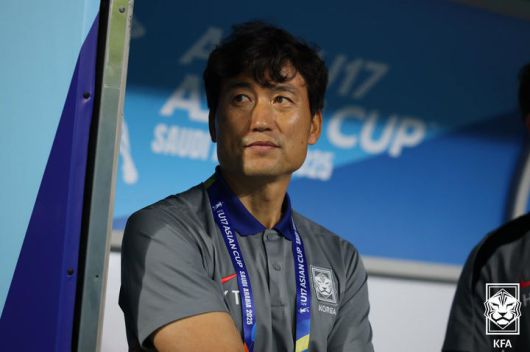 [서울=뉴시스] 10일(현지 시간) 사우디아라비아 킹 압둘라 스포츠시티 스타디움에서 열린 2025 AFC U-17 아시안컵 조별리그 C조 3차전 한국 대 예멘 경기에서 백기태 감독이 경기를 지켜보고 있다. 한국은 이날 경기에서 예멘을 1-0으로 꺾고 8강에 진출했다. (사진=대한축구협회 제공) 2025.04.11. photo@newsis.com *재판매 및 DB 금지