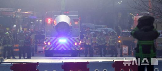 [광명=뉴시스] 추상철 기자 = 11일 오후 경기 광명시 신안산선 복선전철 5-2공구 붕괴 사고현장에서 119 소방대원 등이 실종자 구조작업을 위해 분주하게 움직이고 있다. 11일 경기소방 등에 따르면 사고는 이날 오후 3시13분 신안산선 복선전철 5-2공구 지하터널 내부 가운데 기둥에 균열이 발생하면서 지하 공사 현장과 상부 도로 50m가량이 붕괴됐다. 이 사고로 현장에 있던 작업자 18명 가운데 도로 위에서 안전진단을 하고 있던 6명이 연락 두절됐다가 현재 4명의 안전이 확인됐다. 나머지 2명 가운데 1명은 고립된 채 연락이 닿았으며 1명은 실종 상태다. 2025.04.11. scchoo@newsis.com