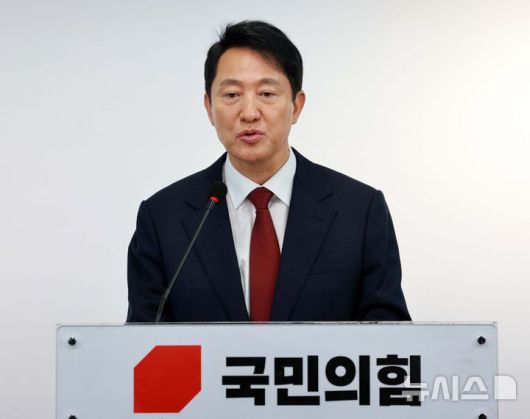 [서울=뉴시스] 고범준 기자 = 오세훈 서울시장이 12일 서울 영등포구 국민의힘 중앙당사에서 제21대 대통령 선거 불출마 선언 긴급 기자회견을 하고 있다. 오 시장은 국민이 진심으로 '보수가 새롭게 태어났다, 기대할 수 있겠다'고 체감할 수 있다면 미약하게나마 제 한 몸 기꺼이 비켜드리고 승리의 길을 열어드려야겠다고 결심했다며 '비정상의 정상화를 위해 마중물 역할을 하겠다'고 밝혔다. 2025.04.12. bjko@newsis.com