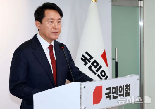 [서울=뉴시스] 고범준 기자 = 오세훈 서울시장이 12일 서울 영등포구 국민의힘 중앙당사에서 제21대 대통령 선거 불출마 선언 긴급 기자회견을 하고 있다. 오 시장은 국민이 진심으로 '보수가 새롭게 태어났다, 기대할 수 있겠다'고 체감할 수 있다면 미약하게나마 제 한 몸 기꺼이 비켜드리고 승리의 길을 열어드려야겠다고 결심했다며 '비정상의 정상화를 위해 마중물 역할을 하겠다'고 밝혔다. 2025.04.12. bjko@newsis.com