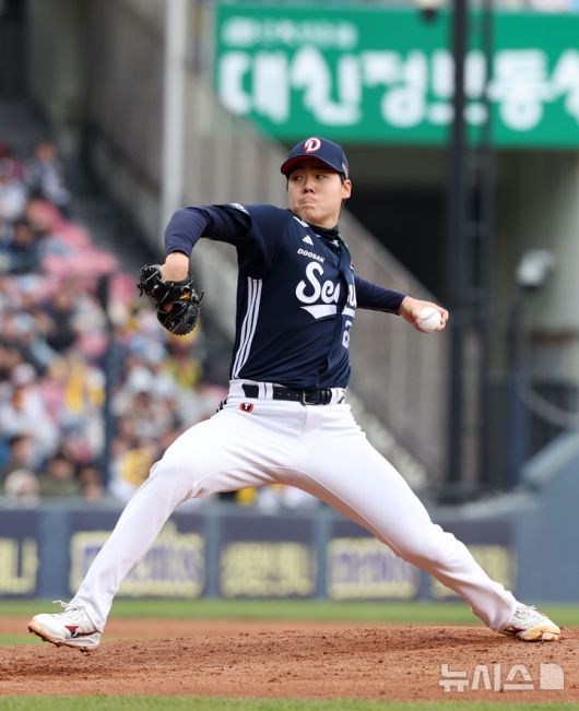 [서울=뉴시스] 김선웅 기자 = 13일 서울 송파구 잠실야구장에서 열린 2025 프로야구 두산 베어스와 LG 트윈스의 경기, 두산 선발투수 최승용이 역투하고 있다. 2025.04.13. mangusta@newsis.com