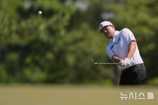 [오거스타=AP/뉴시스] 임성재가 13일(현지 시간) 미 조지아주 오거스타 내셔널 골프클럽에서 열린 제89회 마스터스 토너먼트 최종 라운드 8번 그린에서 칩샷하고 있다. 임성재는 최종 합계 7언더파 281타 공동 5위로 대회를 마쳤다. 2025.04.14.