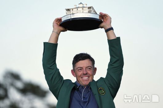 [오거스타=AP/뉴시스] 13일(현지 시간) 미 조지아주 오거스타 내셔널 골프클럽에서 열린 제89회 마스터스 토너먼트에서 우승한 로리 매킬로이(북아일랜드)가 트로피를 들어올리고 있다. 매킬로이는 최종 합계 11언더파 277타로 저스틴 로즈(영국)와 동타를 이뤄 연장 끝에 정상에 올라 커리어 '그랜드 슬램'을 달성했다. 2025.04.14.