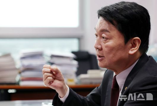 [서울=뉴시스] 조성우 기자 = 제21대 대통령 선거 출마를 선언한 안철수 국민의힘 의원이 13일 서울 여의도 국회 의원회관에서 뉴시스와 인터뷰를 하고 있다. 2025.04.14. xconfind@newsis.com