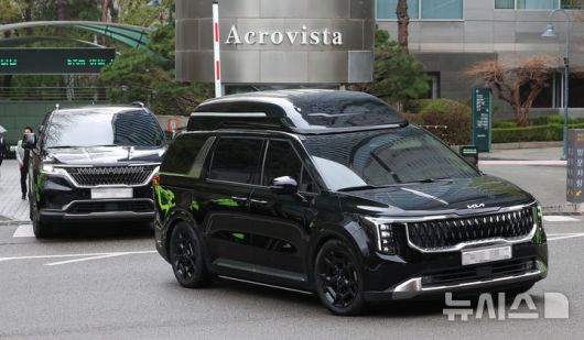 [서울=뉴시스] 이영환 기자 = 윤석열 전 대통령이 탑승한 차량이 14일 오전 서울 서초구 사저에서 서울중앙지방법원으로 향하고 있다.이날 서울중앙지방법원에서는 윤 전 대통령의 내란 혐의 첫 공판이 열린다. 2025.04.14. 20hwan@newsis.com