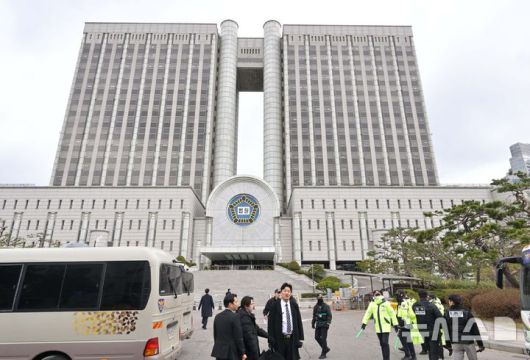 [서울=뉴시스] 사진공동취재단 = 윤석열 전 대통령의 내란 혐의 첫 형사 재판이 열리는 14일 서울 서초구 서울중앙지방법원이 통제되고 있다. 법원은 지난 11일 밤부터 이날 자정까지 필수업무 차량을 제외한 차량의 출입을 금지하는 등 청사 보안을 강화했다. 2025.04.14. photo@newsis.com