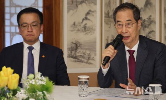 [서울=뉴시스] 조수정 기자 = 한덕수 대통령 권한대행 국무총리가 14일 서울 공관에서 열린 경제안보전략 TF 회의를 주재하고 있다. 왼쪽은 최상목 경제부총리 겸 기획재정부 장관. (대통령실통신사진기자단) 2025.04.14. chocrystal@newsis.com