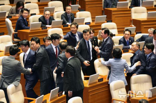 [서울=뉴시스] 조성우 기자 = 14일 오후 서울 여의도 국회에서 열린 제424회 국회(임시회) 제2차 본회의 정치·외교·통일·안보 분야 대정부질문에서 더불어민주당과 국민의힘 의원들이 언쟁을 벌이고 있다. 2025.04.14. xconfind@newsis.com