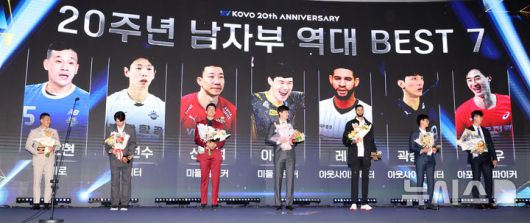 [서울=뉴시스] 추상철 기자 = 14일 오후 서울 서대문구 스위스 그랜드 호텔에서 열린 '2024-2025 V리그 시상식', 조원태 한국배구연맹 총재가 남자부 20주년 BEST7에 선정된 선수들과 기념촬영을 하고 있다. 왼쪽부터 리베로 여오현, 세터 한선수,  미들블로커 신영석 이선규, 아웃사이드 히터 레오, 곽승석  아포짓스파이커 박철우. 2025.04.14. scchoo@newsis.com