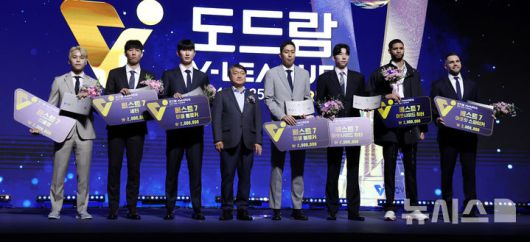 [서울=뉴시스] 추상철 기자 = 14일 오후 서울 서대문구 스위스 그랜드 호텔에서 열린 '2024-2025 V리그 시상식', 남자부 베스트7에 선정된 선수들이 이강덕 KBS N 대표이사 사장과 기념촬영을 하고 있다.왼쪽부터 리베로 정민수(KB손해보험), 세터 황택의(KB손해보험), 미들블로커 김준우(삼성화재), 이강덕 사장, 최민호(현대캐피탈), 아웃사이드히터 허수봉(현대캐피탈), 레오(현대캐피탈), 아포짓 비예나(KB손해보험). 2025.04.14. scchoo@newsis.com