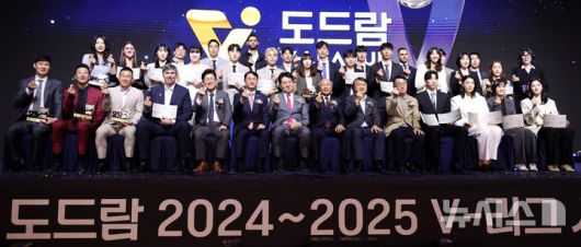 [서울=뉴시스] 추상철 기자 = 14일 오후 서울 서대문구 스위스 그랜드 호텔에서 열린 '2024-2025 V리그 시상식'에서 조원태 한국배구연맹 총재 등 내빈이 수상자들과 함께 기념촬영을 하고 있다. 2025.04.14. scchoo@newsis.com