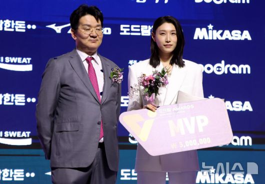 [서울=뉴시스] 추상철 기자 = 14일 오후 서울 서대문구 스위스 그랜드 호텔에서 열린 '2024-2025 V리그 시상식', 조원태 한국배구연맹 총재가 여자부 정규리그 MVP에 선정된 흥국생명 김연경에게 트로피를 전달한 후 기념촬영을 하고 있다. 2025.04.14. scchoo@newsis.com