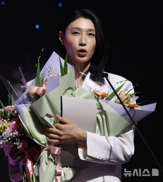[서울=뉴시스] 추상철 기자 = 14일 오후 서울 서대문구 스위스 그랜드 호텔에서 열린 '2024-2025 V리그 시상식', 여자부 정규리그 MVP에 선정된 흥국생명 김연경이 소감을 밝히고 있다. 2025.04.14. scchoo@newsis.com