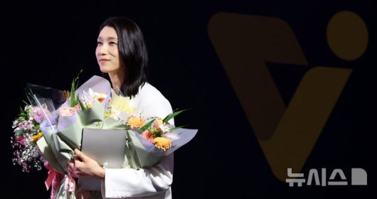[서울=뉴시스] 추상철 기자 = 14일 오후 서울 서대문구 스위스 그랜드 호텔에서 열린 '2024-2025 V리그 시상식', 여자부 정규리그 MVP에 선정된 흥국생명 김연경이 활동 당시 영상을 시청하고 있다. 2025.04.14. scchoo@newsis.com