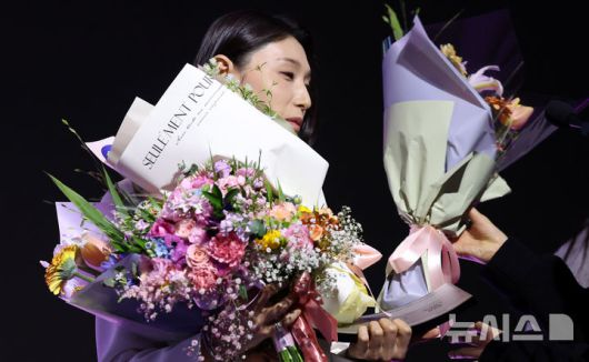 [서울=뉴시스] 추상철 기자 = 14일 오후 서울 서대문구 스위스 그랜드 호텔에서 열린 '2024-2025 V리그 시상식', 여자부 정규리그 MVP에 선정된 흥국생명 김연경이 꽃다발을 받고 있다. 2025.04.14. scchoo@newsis.com