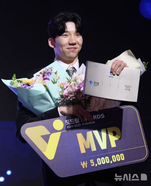 [서울=뉴시스] 추상철 기자 = 14일 오후 서울 서대문구 스위스 그랜드 호텔에서 열린 '2024-2025 V리그 시상식', 남자부 정규리그 MVP에 선정된 현대캐피탈 허수봉이 트로피를 들어 보이고 있다. 2025.04.14. scchoo@newsis.com