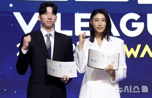 [서울=뉴시스] 추상철 기자 = 14일 오후 서울 서대문구 스위스 그랜드 호텔에서 열린 '2024-2025 V리그 시상식', 남녀 정규리그 MVP에 선정된 현대캐피탈 허수봉과 흥국생명 김연경이 포즈를 취하고 있다. 2025.04.14. scchoo@newsis.com