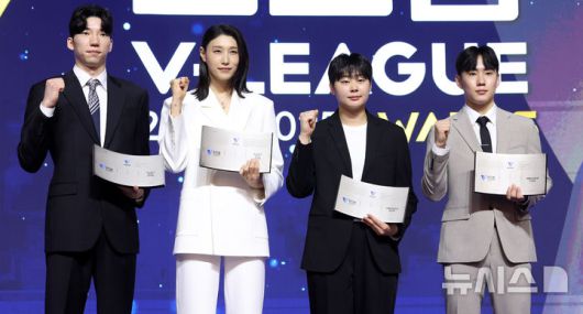 [서울=뉴시스] 추상철 기자 = 14일 오후 서울 서대문구 스위스 그랜드 호텔에서 열린 '2024-2025 V리그 시상식', 남녀 정규리그 MVP에 선정된 현대캐피탈 허수봉과 흥국생명 김연경이, 남녀 영플레이어상에 선정된 우리카드 한태준, 한국도로공사 김다은이 포즈를 취하고 있다. 2025.04.14. scchoo@newsis.com