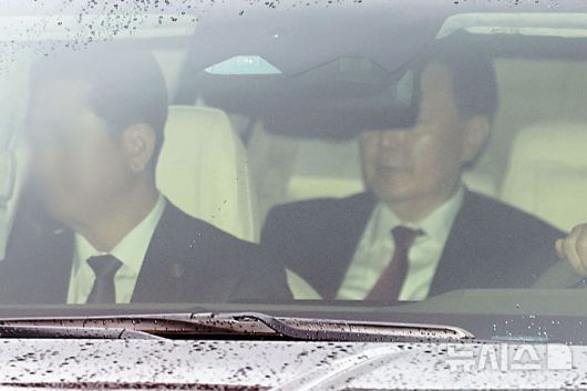 [서울=뉴시스] 이영환 기자 = 윤석열 전 대통령이 14일 서울 서초구 서울중앙지방법원에서 열린 내란우두머리혐의 재판을 마친 뒤 사저로 향하고 있다. 2025.04.14. 20hwan@newsis.com