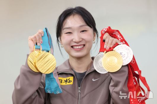 [서울=뉴시스] 김금보 기자 = 쇼트트랙 간판 최민정이 14일 서울 강남구 올댓스포츠에서 뉴시스와 인터뷰에 앞서 올림픽 메달을 들고 촬영하고 있다. 2025.04.15. kgb@newsis.com
