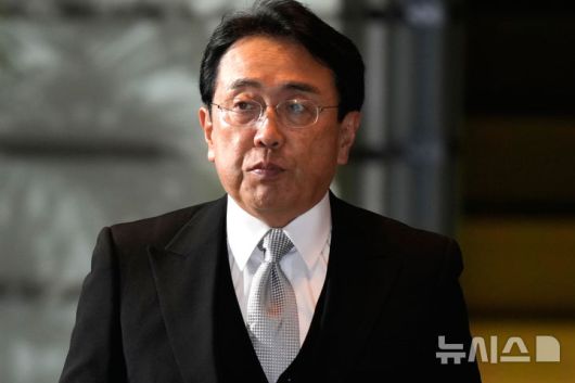 [도쿄=AP/뉴시스]지난해 10월 1일 미국과의 관세 협상을 담당하고 있는 아카자와 료세이 경제재정·재생상이 도쿄 총리 관저에 들어서고 있다. 2025.07.09.