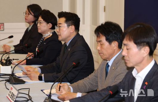 [서울=뉴시스] 조성봉 기자= 박찬대 더불어민주당 대표 직무대행 겸 원내대표가 15일 오후 서울 여의도 국회에서 열린 내란종식 민주헌정수호 새로운 대한민국 원탁회의에서 발언을 하고 있다. 왼쪽부터 용혜인 기본소득당 대표, 김선민 조국혁신당 대표 직무대행, 박 당대표 직무대행, 윤종오 진보당 상임대표 직무대행 겸 원내대표, 한창민 사회민주당 대표. 2025.04.15. suncho21@newsis.com