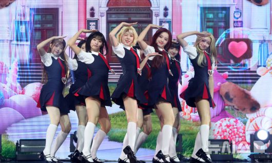 [서울=뉴시스] 김혜진 기자 = 그룹 유니스가 15일 오후 서울 광진구 예스 24 라이브홀에서 열린 두 번째 미니 앨범 '스위시(SWICY)' 발매 기념 쇼케이스에서 무대를 선보이고 있다.타이틀곡 '스위시(SWICY)'는 젠지 세대 나이대에서 자연스럽게 묻어 나오는 매력을 뽐내는 곡이다. 2025.04.15. jini@newsis.com