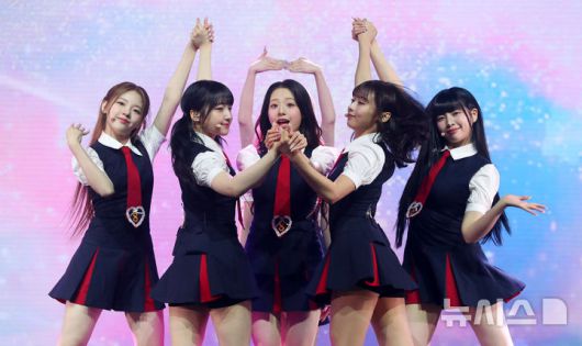 [서울=뉴시스] 김혜진 기자 = 그룹 유니스가 15일 오후 서울 광진구 예스 24 라이브홀에서 열린 두 번째 미니 앨범 '스위시(SWICY)' 발매 기념 쇼케이스에서 무대를 선보이고 있다.타이틀곡 '스위시(SWICY)'는 젠지 세대 나이대에서 자연스럽게 묻어 나오는 매력을 뽐내는 곡이다. 2025.04.15. jini@newsis.com