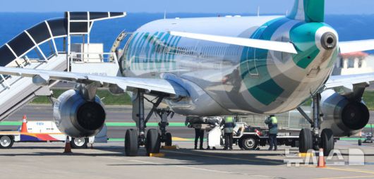 [제주=뉴시스] 우장호 기자 = 15일 오전 8시15분께 제주공항 활주로 이륙 준비를 하던 에어서울 RS902편 안에서 폐소공포증을 호소한 승객이 비상문을 열어 비상탈출용 슬라이드가 펼쳐저 항공기가 이륙을 포기하는 사고가 발생했다.비상탈출 슬라이드가 개방되자 기동 불능상태가 된 항공기는 멈춰 섰고, 한국공항공사는 견인차로 이 항공기를 주기장으로 옮겼다. 제주공항 관계자들이 에어서울 RS902편에서 개방된 비상탈출용 슬라이드를 정리하고 있다. 2025.04.15. woo1223@newsis.com