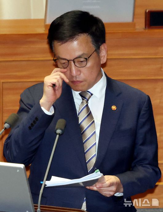 [서울=뉴시스] 조성봉 기자 = 최상목 경제부충리 겸 기획재정부 장관이 15일 서울 여의도 국회에서 열린 제424회 국회(임시회) 제3차 본회의에서 안경을 고쳐쓰고 있다. 2025.04.15. suncho21@newsis.com