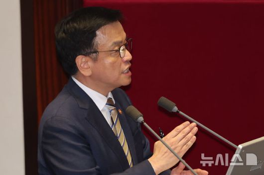 [서울=뉴시스] 권창회 기자 = 최상목 경제부총리 겸 기획재정부 장관이 15일 서울 여의도 국회에서 열린 제424회 국회(임시회) 제3차 본회의 경제 분야 대정부질문에서 의원질의에 답하고 있다. 2025.04.15. kch0523@newsis.com