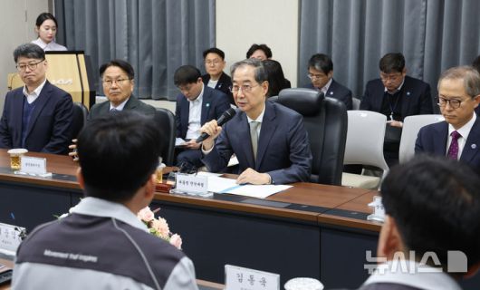 [광주=뉴시스] 조수정 기자 = 한덕수 대통령 권한대행 국무총리가 15일 광주 서구 기아오토랜드 광주공장에서 열린 자동차산업 현장방문 간담회에서 발언하고 있다. 2025.04.15. chocrystal@newsis.com