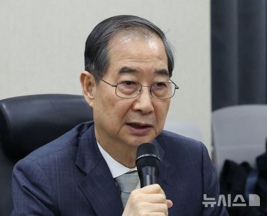 [광주=뉴시스] 조수정 기자 = 한덕수 대통령 권한대행 국무총리가 15일 광주 서구 기아오토랜드 광주공장에서 열린 자동차산업 현장방문 간담회에서 발언하고 있다. 2025.04.15. chocrystal@newsis.com