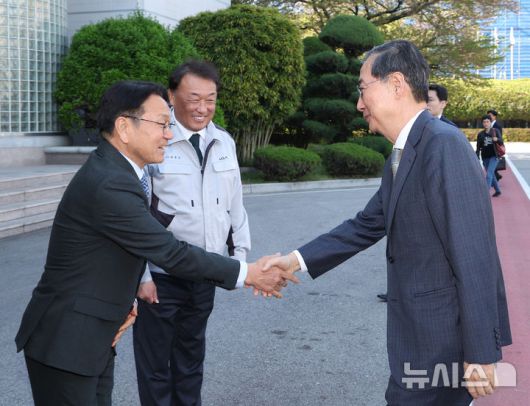[광주=뉴시스] 조수정 기자 = 한덕수 대통령 권한대행 국무총리가 15일 광주 서구 기아오토랜드 광주공장에서 자동차산업 현장방문을 위해 도착해 강기정 광주광역시장과 인사나누고 있다. 왼쪽 두번째는 최준영 기아 사장. 2025.04.15. chocrystal@newsis.com